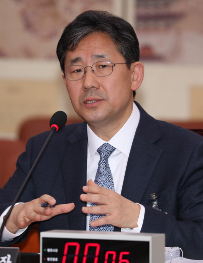 박양우 문화체육관광부 장관 후보자가 26일 국회 문화체육관광위원회에서 열린 인사청문회에서 의원들의 질문에 답하고 있다. 연합뉴스